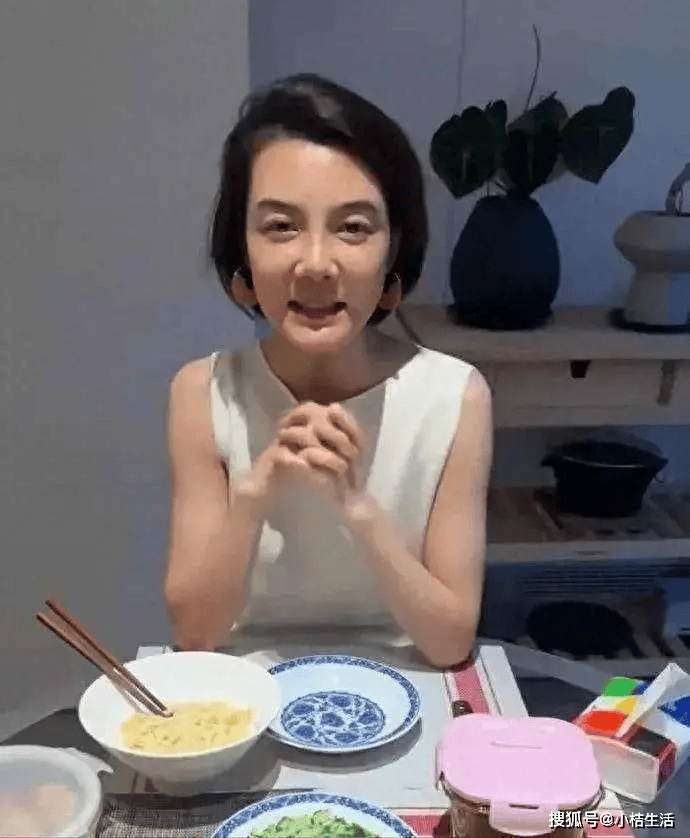 宴奢华与平淡的人生反差开元棋牌车晓43岁生日(图2)